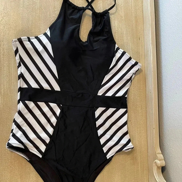 CUPSHE one piece swimsuit with sexy deep V neck and cross-cross straps - Picture 7 of 11